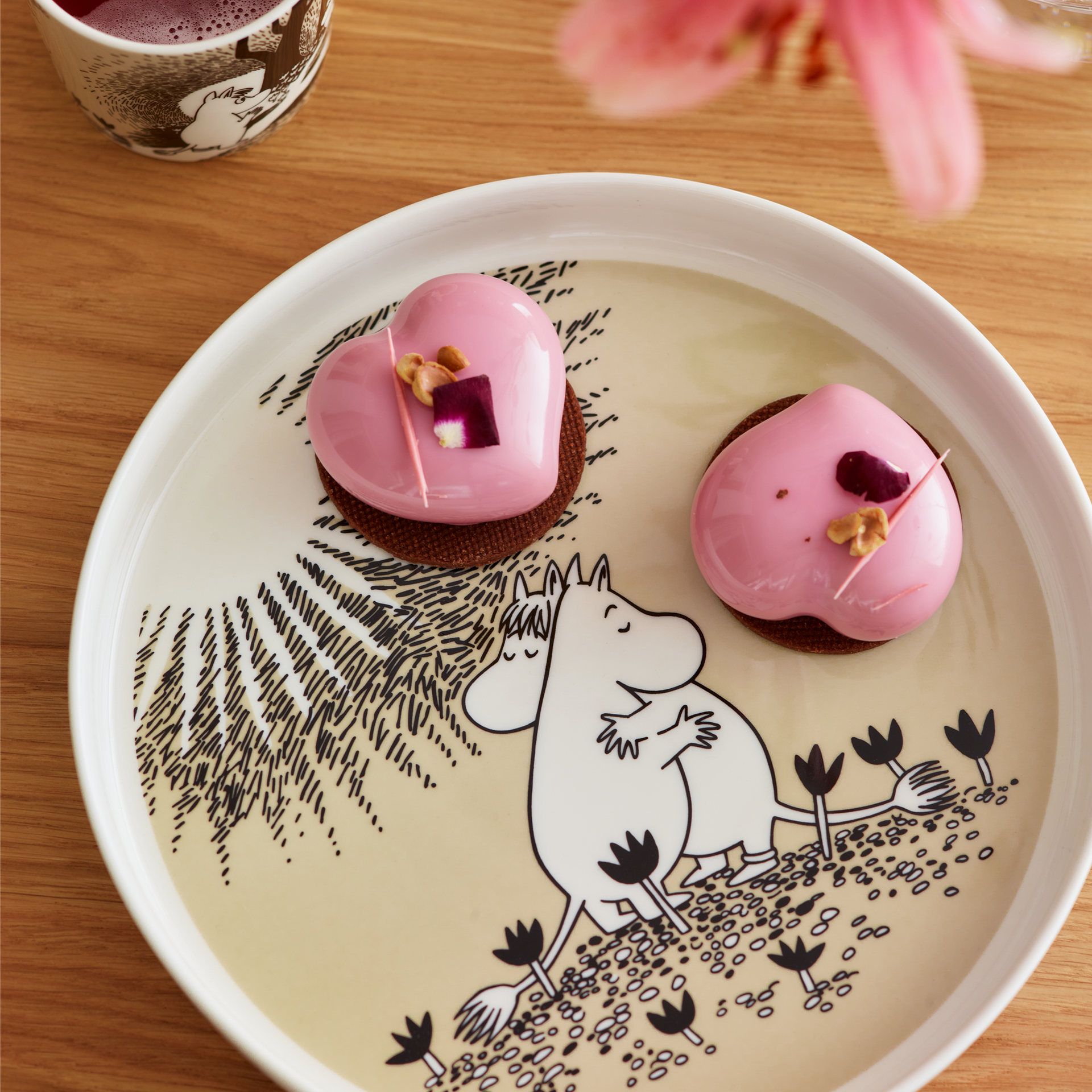 Moomin pie dish 28cm Love beige - The Love Beige pie dish ona wooden tabel with two pastries on top of it.