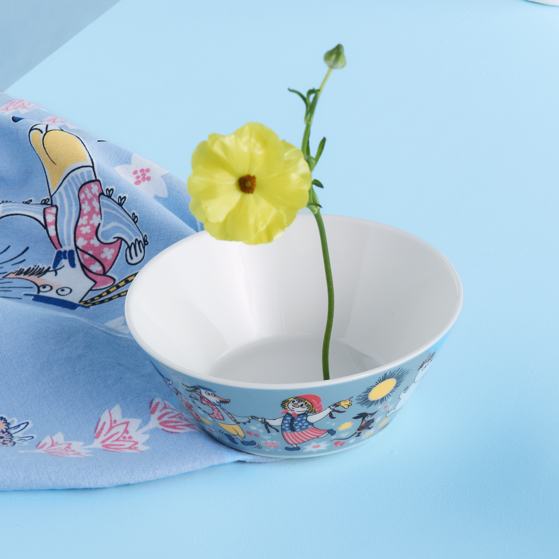 Mumin skål 15cm Sommardans - Summer seasonal bowl with a yellow flower on a blue background