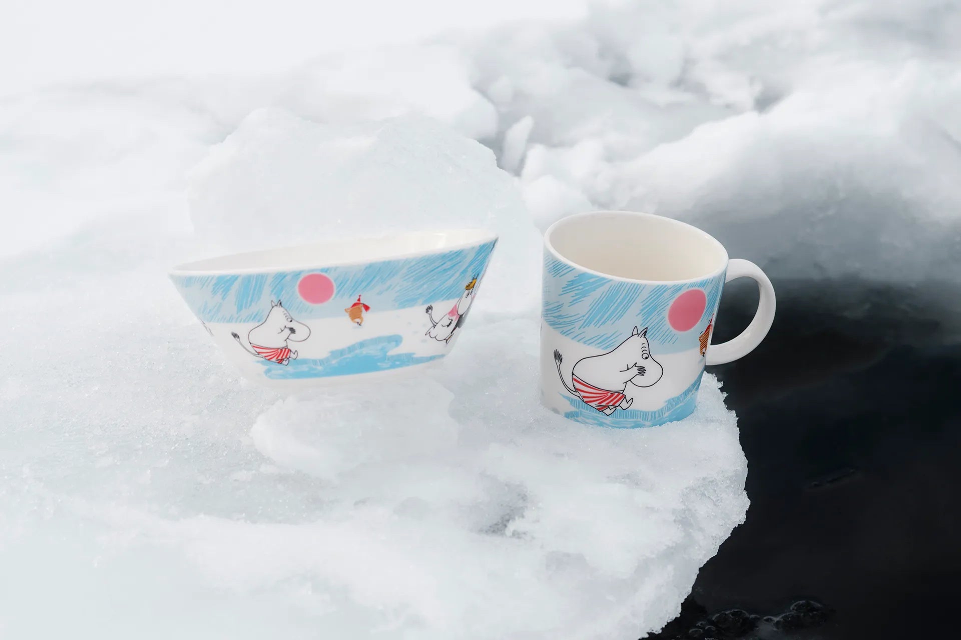 Ceramic mug and bowl with Moomin characters in the snow